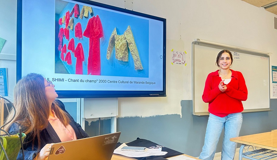 L'artista Batoul Shimi visita l'alumnat de Batxillerat  | Imagen